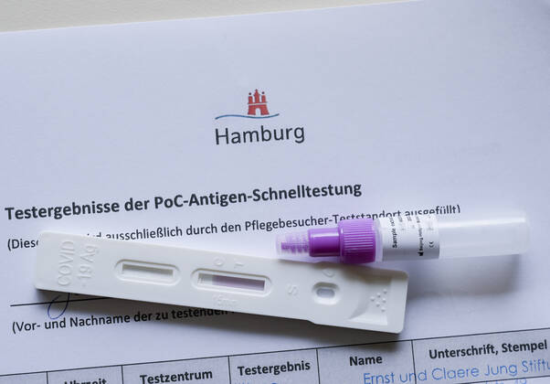 DEUTSCHLAND, Hamburg, Corona Pandemie, Pflegeheim fuer alte Menschen, Schnelltest PoC-Antigen fuer Besucher Hamburg Germany