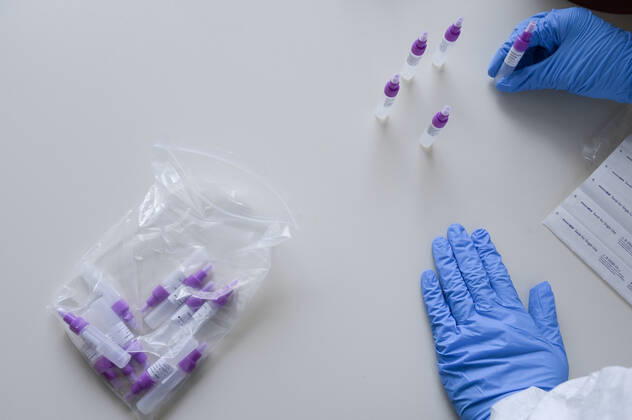 DEUTSCHLAND, Hamburg, Corona Pandemie, Pflegeheim fuer alte Menschen, Schnelltest PoC-Antigen fuer Besucher Hamburg Germany