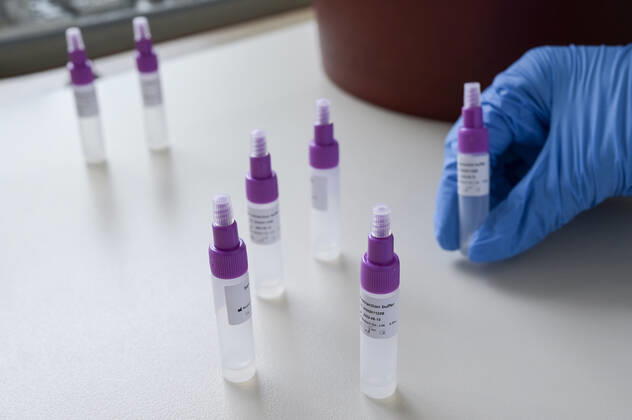 DEUTSCHLAND, Hamburg, Corona Pandemie, Pflegeheim fuer alte Menschen, Schnelltest PoC-Antigen fuer Besucher Hamburg Germany