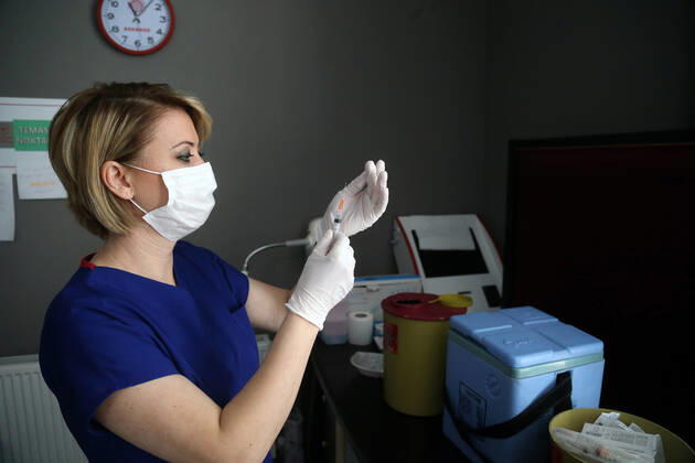 (210208) -- ANKARA, Feb. 8, 2021 -- A nurse prepares the COVID-19 vaccine at a health center in Ankara, Turkey, on Feb. 8, 2021. Turkey on Monday reported 8,103 new COVID-19 cases, including 632 symptomatic patients, as the total number of positive cases in the country reached 2,539,559, according to its health ministry. (Photo by Xinhua) TURKEY-ANKARA-COVID-19-VACCINATION MustafaxKaya 