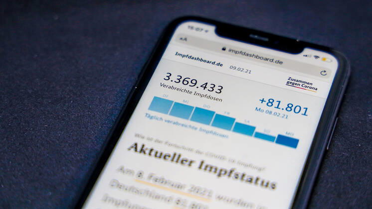 Vaccination dashboard of the Federal Ministry of Health Current vaccination status DEU, Germany, Berlin, 09 02 2021 Impfdashboard de Status 09 February 2021, 13 10 clock, displayed on an iPhone progress of COVIDâ â 19â â vaccination.