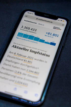Vaccination dashboard of the Federal Ministry of Health Current vaccination status DEU, Germany, Berlin, 09 02 2021 Impfdashboard de Status 09 February 2021, 13 10 clock, displayed on an iPhone progress of COVIDâ â 19â â vaccination.