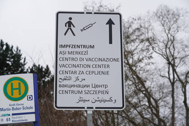 Signpost in several languages to the vaccination centre Gross Gerau 09 02 2021 Start of the vaccination centre Gross Gerau