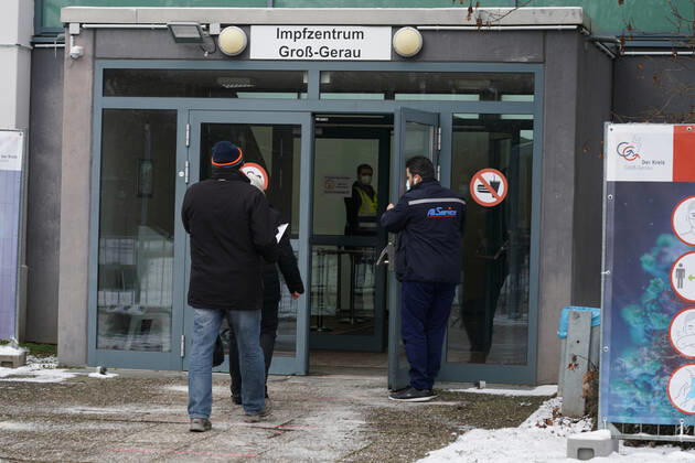 Visitors enter the vaccination centre at the Martin Buber School Gross Gerau 09 02 2021 Start of the vaccination centre Gross Gerau