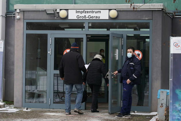 Visitors enter the vaccination centre at the Martin Buber School Gross Gerau 09 02 2021 Start of the vaccination centre Gross Gerau