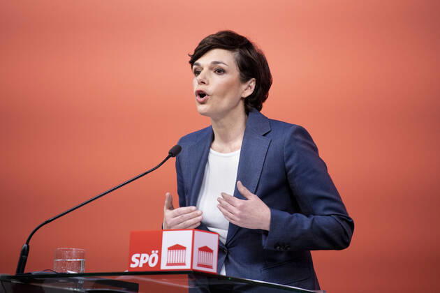 SPOE press conference Vienna: Red foyer ,,Current corona developments Pressekonferenz in Wien mit Pamela Rendi-Wagner zur aktuellen Corona-Entwicklung. Im Bild: SPÖ-Bundesparteivorsitzende Klubobfrau Pamela Rendi-Wagner (SPÖ). Wien, Österreich. 10.02.2021