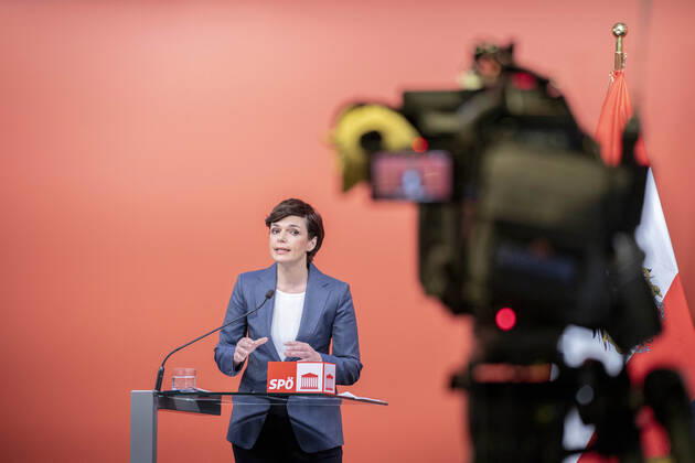 SPOE press conference Vienna: Red foyer ,,Current corona developments Pressekonferenz in Wien mit Pamela Rendi-Wagner zur aktuellen Corona-Entwicklung. Im Bild: SPÖ-Bundesparteivorsitzende Klubobfrau Pamela Rendi-Wagner (SPÖ). Wien, Österreich. 10.02.2021