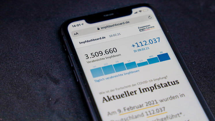 Vaccination dashboard of the Federal Ministry of Health Current vaccination status DEU, Germany, Berlin, 10 02 2021 Impfdashboard de Status 10 February 2021, 12 15 clock, displayed on an iPhone progress of COVIDâ â 19â â vaccination.