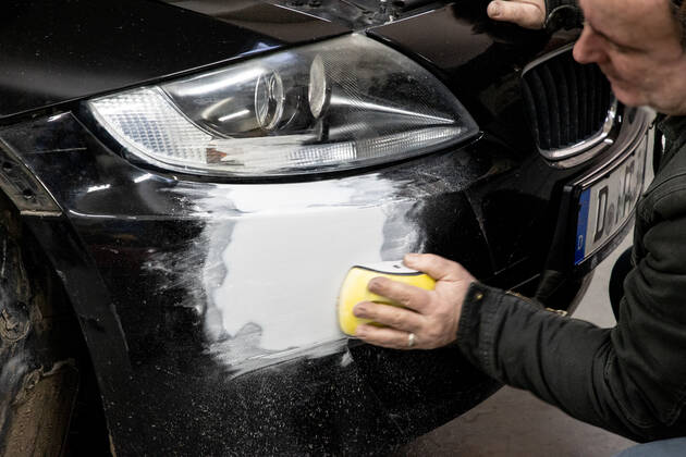 10 02 2021 Düsseldorf repair of damage to car paintwork Düsseldorf North Rhine-Westphalia Germany