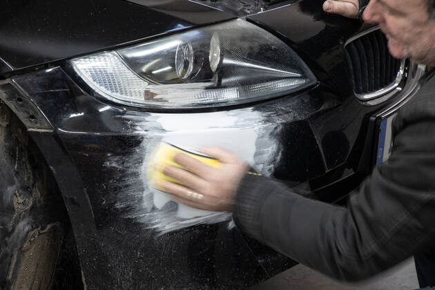 10 02 2021 Düsseldorf repair of damage to car paintwork Düsseldorf North Rhine-Westphalia Germany