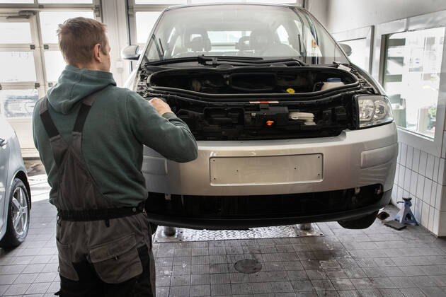 10 02 2021 Düsseldorf repair of damage to car paintwork Düsseldorf North Rhine-Westphalia Germany