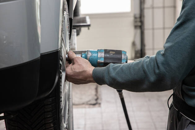 10 02 2021 Düsseldorf repair of damage to car paintwork Düsseldorf North Rhine-Westphalia Germany