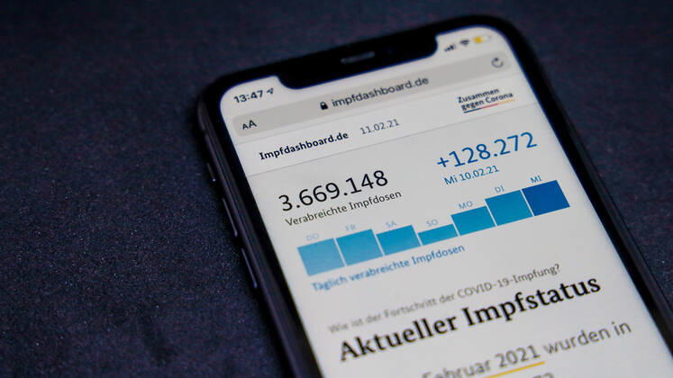 Vaccination dashboard of the Federal Ministry of Health Current vaccination status DEU, Germany, Berlin, 11 02 2021 Impfdashboard de Status 11 February 2021, 11 10 clock, displayed on an iPhone Progress of COVIDâ â 19â â vaccination.