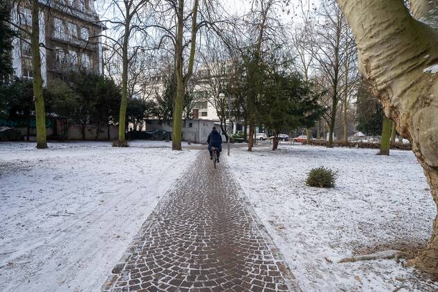 Germany Hesse Frankfurt 11 02 2021 Impressions from Frankfurt Lockdown extension cyclist on a snowy path in Frankfurt Impressions from Frankfurt