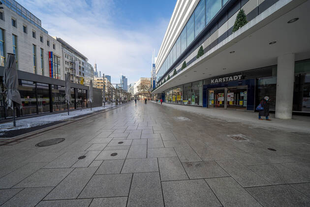 Germany Hesse Frankfurt 11 02 2021 Impressions from Frankfurt Lockdown extension empty pedestrian zone in front of Karstadt Impressions from Frankfurt