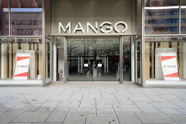 Germany Hesse Frankfurt 11 02 2021 Impressions from Frankfurt Lockdown Extension Mango is a multinational fashion group headquartered north of Barcelona, dedicated to the design, manufacture and sale of womens and mens fashion and accessories Mango has closed Impressions from Frankfurt