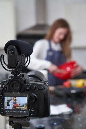 Female Vlogger Making Social Media Video About Cooking For The Internet ,model released, Symbolfoto ,property released Copyright: xHighwaystarz LOOPxIMAGESx HSZ10019RF18023