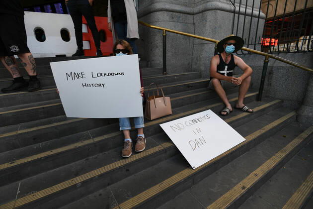ANTI LOCKDOWN PROTEST MELBOURNE, Protesters are seen during an anti-lockdown protest in Melbourne, Friday, February 12, 2021. Victoria will enter a five-day lockdown from 11.59pm on Friday in an effort to contain an outbreak linked to a quarantine hotel. ( NO ARCHIVING, EDITORIAL USE ONLY, NO USE IN BOOKS WITHOUT CONSENT MELBOURNE VIC AUSTRALIA  Copyright: xERIKxANDERSONx 20210212001520063084