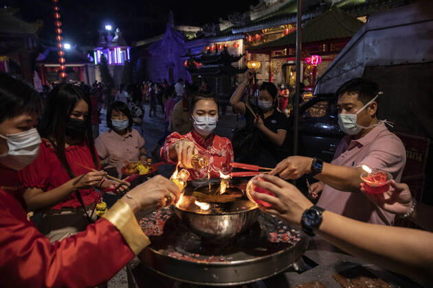 February 12, 2021, Thailand: People pray at Wat Mangkon in Chinatown during Chinese New Year celebrations in Bangkok, Thailand, on Sunday, February 12, 2021, in Bangkok, Thailand. Thailand - ZUMAm249 20210212_zip_m249_014 Copyright: xAndrexMalerbax