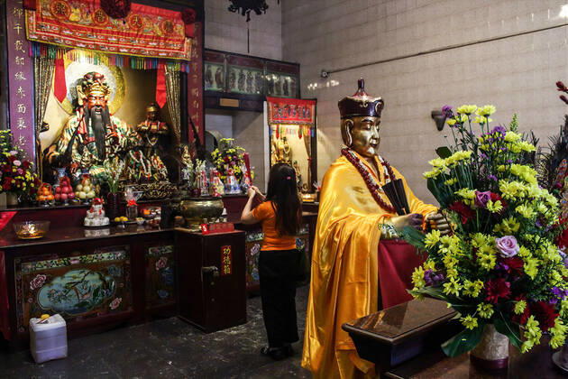 February 12, 2021, Bandung, West Java, Indonesia: A woman prays at the Dharma Ramsi Temple during the Lunar New Year celebrations..The Lunar New Year, also known as Spring Festival, falls on 12 February 2021, marking the beginning of the Year of the Ox. Bandung Indonesia - ZUMAs197 20210212_zaa_s197_075 Copyright: xAlgixFebrixSugitax