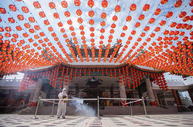 February 12, 2021, Kuala Lumpur, Malaysia: A healthcare worker dressed in a protective suit sprays disinfectants at the Thean Hou Temple during the Lunar New Year. Kuala Lumpur Malaysia - ZUMAs197 20210212_zaa_s197_104 Copyright: xAnnicexLynx