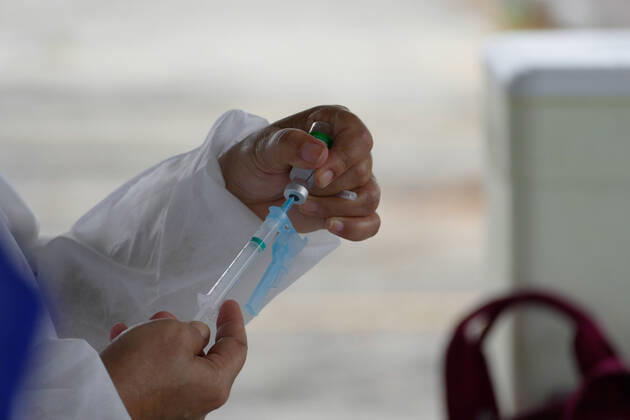 MANAUS, AM - 12.02.2021: VACINAÇÃO DE IDOSOS DE 70 E MAIS EM MANAUS - Vaccination of elderly people aged 70 and over, at Universidade Paulista (Unip), this Friday morning (12). Amazonas registered 2,205 new cases of Covid-19 last Thursday (11 02), increasing to 290,049 the total of infected and 9,619 the number of deaths, according to data from the epidemiological bulletin of the Health Surveillance Foundation (FVS-AM ). In the photo, a nurse prepares a dose of the AstraZeneca Oxford vaccine. x2031533x  SandroxPereira