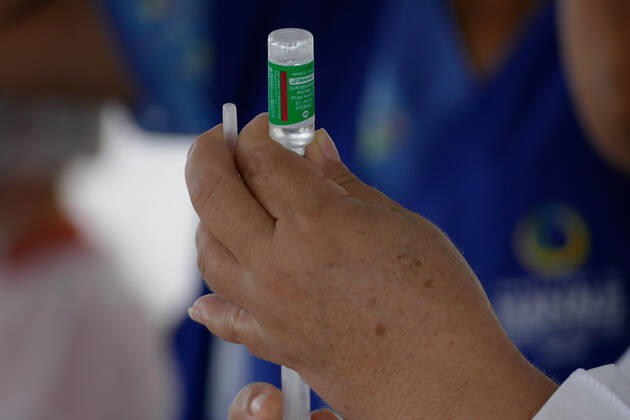 MANAUS, AM - 12.02.2021: VACINAÇÃO DE IDOSOS DE 70 E MAIS EM MANAUS - Vaccination of elderly people aged 70 and over, at Universidade Paulista (Unip), this Friday morning (12). Amazonas registered 2,205 new cases of Covid-19 last Thursday (11 02), increasing to 290,049 the total of infected and 9,619 the number of deaths, according to data from the epidemiological bulletin of the Health Surveillance Foundation (FVS-AM ). In the photo, a nurse prepares a dose of the AstraZeneca Oxford vaccine. x2031534x  SandroxPereira