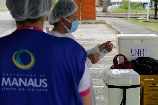 MANAUS, AM - 12.02.2021: VACINAÇÃO DE IDOSOS DE 70 E MAIS EM MANAUS - Vaccination of elderly people aged 70 and over, at Universidade Paulista (Unip), this Friday morning (12). Amazonas registered 2,205 new cases of Covid-19 last Thursday (11 02), increasing to 290,049 the total of infected and 9,619 the number of deaths, according to data from the epidemiological bulletin of the Health Surveillance Foundation (FVS-AM ). In the photo, a nurse prepares a dose of the AstraZeneca Oxford vaccine. x2031539x  SandroxPereira