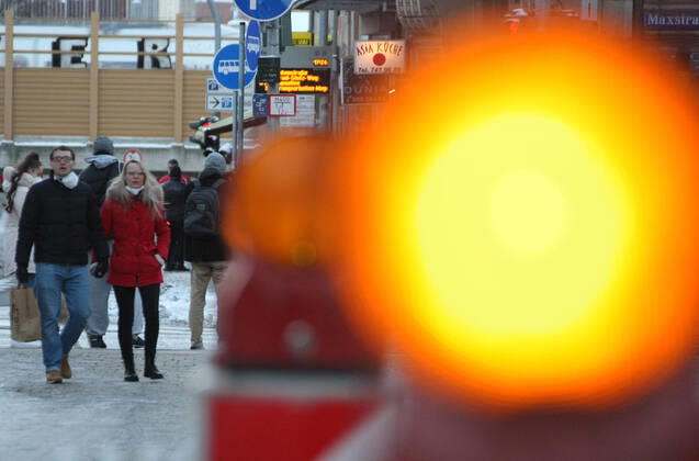 Orange Ampel , People walk with Safety Mask FFP2 during the Hard Lockdown of the Covid 19 Coronavirus Pandemie in Furth , Bayern , Deutschland . February 12, 2021.