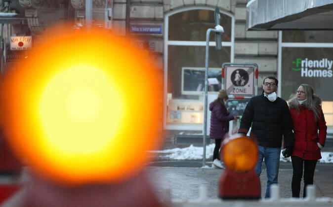 Orange Ampel , People walk with Safety Mask FFP2 during the Hard Lockdown of the Covid 19 Coronavirus Pandemie in Furth , Bayern , Deutschland . February 12, 2021.