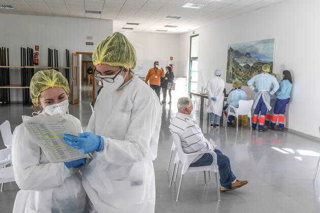 February 12, 2021: February 12, 2021 (Ronda,Malaga) The Andalusian Health Service (SAS) has started this Friday in Ronda the massive vaccination against the coronavirus in over 80 years. Those with mobility problems with the first dose of Pfizer vaccine are being given the dose in vehicles to the population over the age of 80. - ZUMAc161 20210212_zap_c161_008 Copyright: xLorenzoxCarnerox