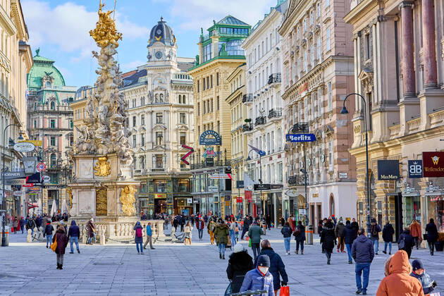 - Wien 12.02.2021 - Coronavirus Krise - Nach dem rund 6 Wochen dauernden österreichweiten 3. harten Lockdown dürfen seit 5 Tagen Einkaufszentren, Friseure und Geschäfte unter strengen Vorgaben wieder aufmachen.Trotz eisiger Kälte waren auch heute viele auf Schnäppchenjagd in den Wiener Einkaufsstrassen. PHOTO: Am Graben in der Wiener Innenstadt waren ebenfalls viele Menschen unterwegs. Vienna, Austria - Coronavirus Crisis - Coronavirus crisis - After the Austria-wide, 3rd hard lockdown, which lasted around 6 weeks, shopping centers, hairdressers and shops have been allowed to reopen under strict guidelines since 5 days. Despite the freezing cold, many were still hunting for bargains in the Viennese shopping streets. Shopping in Wien n 