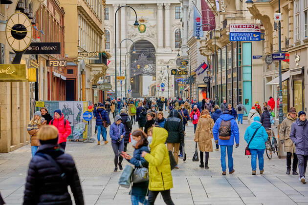 - Wien 12.02.2021 - Coronavirus Krise - Nach dem rund 6 Wochen dauernden österreichweiten 3. harten Lockdown dürfen seit 5 Tagen Einkaufszentren, Friseure und Geschäfte unter strengen Vorgaben wieder aufmachen.Trotz eisiger Kälte waren auch heute viele auf Schnäppchenjagd in den Wiener Einkaufsstrassen. PHOTO: Der Kohlmarkt mit Blick auf den Michaelerplatz und die Hofburg. Vienna, Austria - Coronavirus Crisis - Coronavirus crisis - After the Austria-wide, 3rd hard lockdown, which lasted around 6 weeks, shopping centers, hairdressers and shops have been allowed to reopen under strict guidelines since 5 days. Despite the freezing cold, many were still hunting for bargains in the Viennese shopping streets. Shopping in Wien nach 3. Lockdo 