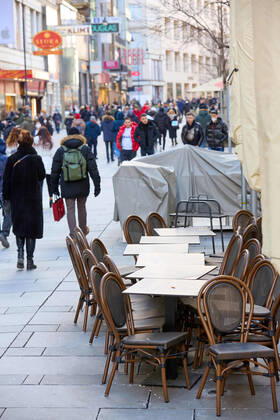 - Wien 12.02.2021 - Coronavirus Krise - Nach dem rund 6 Wochen dauernden österreichweiten 3. harten Lockdown dürfen seit 5 Tagen Einkaufszentren, Friseure und Geschäfte unter strengen Vorgaben wieder aufmachen.Trotz eisiger Kälte waren auch heute viele auf Schnäppchenjagd in den Wiener Einkaufsstrassen. PHOTO: Auch wenn der Handel geöffnet ist muss die Gastronomie weiterhin geschlossen bleiben wie hier in der Kärntnerstrasse in der Wiener Innenstadt. Vienna, Austria - Coronavirus Crisis - Coronavirus crisis - After the Austria-wide, 3rd hard lockdown, which lasted around 6 weeks, shopping centers, hairdressers and shops have been allowed to reopen under strict guidelines since 5 days. Despite the freezing cold, many were still hunting 