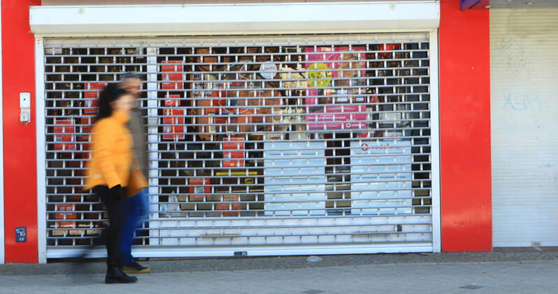 A shop closed due to the lockdown in the shopping street Fuhlsbütteler Straße in Hamburg Barmbek Hamburg
