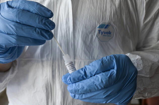 DEUTSCHLAND, Hamburg, Corona Pandemie, Pflegeheim fuer alte Menschen, Schnelltest PoC-Antigen fuer Besucher und Angehörige durch Bundeswehr Soldaten, Testkit der chinesischen Firma Beijing Hotgen Biotech Co. Hamburg Germany