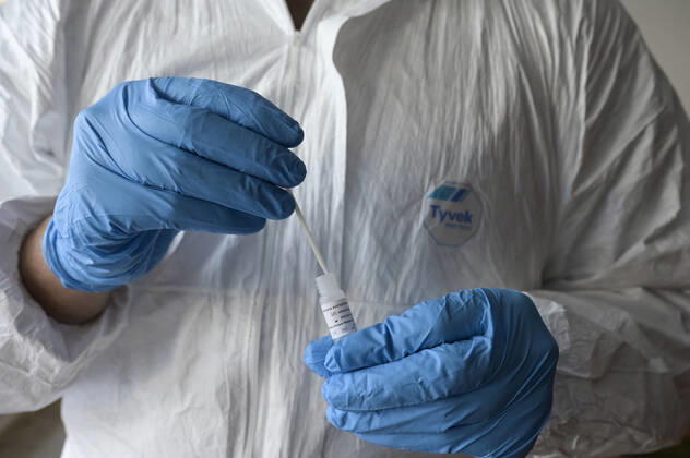DEUTSCHLAND, Hamburg, Corona Pandemie, Pflegeheim fuer alte Menschen, Schnelltest PoC-Antigen fuer Besucher und Angehörige durch Bundeswehr Soldaten, Testkit der chinesischen Firma Beijing Hotgen Biotech Co. Hamburg Germany