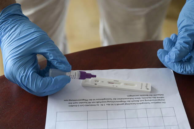 DEUTSCHLAND, Hamburg, Corona Pandemie, Pflegeheim fuer alte Menschen, Schnelltest PoC-Antigen fuer Besucher und Angehörige durch Bundeswehr Soldaten, Testkit der chinesischen Firma Beijing Hotgen Biotech Co. Hamburg Germany