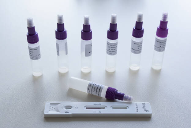 DEUTSCHLAND, Hamburg, Corona Pandemie, Pflegeheim fuer alte Menschen, Schnelltest PoC-Antigen fuer Besucher und Angehörige, Testkit der chinesischen Firma Beijing Hotgen Biotech Co. Hamburg Germany