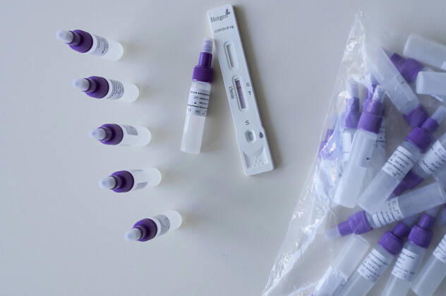DEUTSCHLAND, Hamburg, Corona Pandemie, Pflegeheim fuer alte Menschen, Schnelltest PoC-Antigen fuer Besucher und Angehörige, Testkit der chinesischen Firma Beijing Hotgen Biotech Co. Hamburg Germany