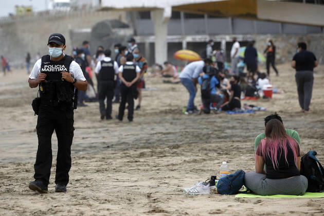 Concon, February 13, 2021 Health authorities and regional government along with Navy personnel inspect vacationers on the Amarilla beach of this commune that advanced to phase 3 Andres Pina Aton Chile, Concon Chile Aton 488591  Copyright: ANDRESxPINA ATONxCHILE