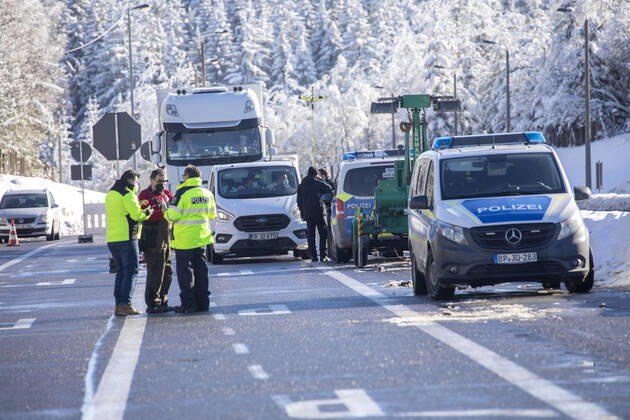 210214 Grenze. Seit Sonntag 0 Uhr gelten in Deutschland verschärfte Grenzkontrollen. An nahezu jeden Grenzübergang zwischen Tschechien und Deutschland wird jeder Autofahrer und LKW Fahrer kontrolliert. Die aus Tschechien nach Deutschland Reisenden müssen neben einem Coronanegativtest auch eine Einreiseanmeldung vorweisen können. Genau hier scheitern viele Autofahrer an der Grenze. Viele haben den Coronanegativtest vorliegen, aber nicht die Einreiseanmeldung. Die Anmeldebescheinigung kann direkt bei den Grenzbeamten ausgefüllt werden, doch das dauert. Die Folgen sind lange Wartezeiten an der Grenze sowie Stau. Auch am Grenzübergang Reitzenhain gab es am Sonntag trotz wenig Verkehr Stau. Oft mussten die Beamten mit den Arbeitgebern tele