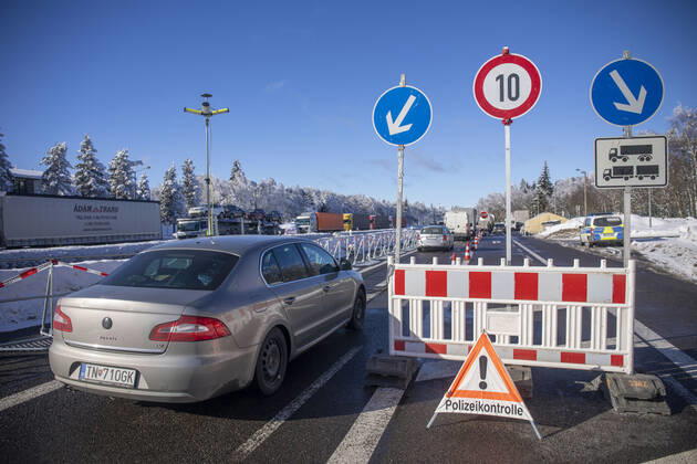News Bilder des Tages 210214 Grenze. Seit Sonntag 0 Uhr gelten in Deutschland verschärfte Grenzkontrollen. An nahezu jeden Grenzübergang zwischen Tschechien und Deutschland wird jeder Autofahrer und LKW Fahrer kontrolliert. Die aus Tschechien nach Deutschland Reisenden müssen neben einem Coronanegativtest auch eine Einreiseanmeldung vorweisen können. Genau hier scheitern viele Autofahrer an der Grenze. Viele haben den Coronanegativtest vorliegen, aber nicht die Einreiseanmeldung. Die Anmeldebescheinigung kann direkt bei den Grenzbeamten ausgefüllt werden, doch das dauert. Die Folgen sind lange Wartezeiten an der Grenze sowie Stau. Auch am Grenzübergang Reitzenhain gab es am Sonntag trotz wenig Verkehr Stau. Oft mussten die Beamten mit den Arbeitgebern tele
