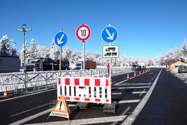 Corona- Grenzkontrolle 14.02.2021, Grenze, Reitzenhain, Grenzkontrolle Wegen der sich rasant ausbreitenden Corona- Pandemie in Tschechien sind ab heute die Grenzen zu Tschechien unter anderem auch in Sachsen geschlossen. Ausnahmen gibt es für Ärzte, Kranken- und Altenpfleger sowie für Lkw-Fahrer und landwirtschaftliche Saisonkräfte. Für alle Einreisenden gilt, dass sie einen negativen Coronatest vorweisen müssen. Die Polizeikräfte vor Ort wurden noch durch Kräfte der Bundespolizei verstärkt. Es gab eine Reihe von unwissenden Fahrern, die noch nicht über die neuen Corona- Verordnungen informiert waren. Mehrere LKW und PKW wurden auf Grund eines fehlenden negativen Corona- Tests nach Tschechien zurückgeschickt. Foto: Grenze Reitzenhain Che