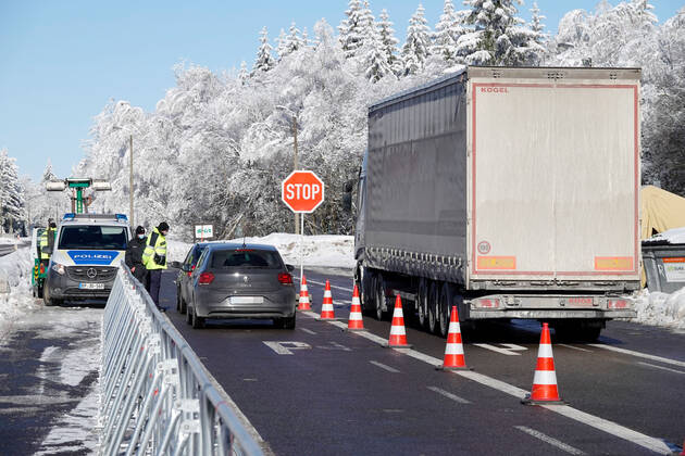Corona- Grenzkontrolle 14.02.2021, Grenze, Reitzenhain, Grenzkontrolle Wegen der sich rasant ausbreitenden Corona- Pandemie in Tschechien sind ab heute die Grenzen zu Tschechien unter anderem auch in Sachsen geschlossen. Ausnahmen gibt es für Ärzte, Kranken- und Altenpfleger sowie für Lkw-Fahrer und landwirtschaftliche Saisonkräfte. Für alle Einreisenden gilt, dass sie einen negativen Coronatest vorweisen müssen. Die Polizeikräfte vor Ort wurden noch durch Kräfte der Bundespolizei verstärkt. Es gab eine Reihe von unwissenden Fahrern, die noch nicht über die neuen Corona- Verordnungen informiert waren. Mehrere LKW und PKW wurden auf Grund eines fehlenden negativen Corona- Tests nach Tschechien zurückgeschickt. Foto: Grenze Reitzenhain Che