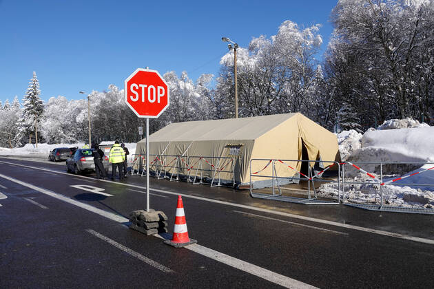 Corona- Grenzkontrolle 14.02.2021, Grenze, Reitzenhain, Grenzkontrolle Wegen der sich rasant ausbreitenden Corona- Pandemie in Tschechien sind ab heute die Grenzen zu Tschechien unter anderem auch in Sachsen geschlossen. Ausnahmen gibt es für Ärzte, Kranken- und Altenpfleger sowie für Lkw-Fahrer und landwirtschaftliche Saisonkräfte. Für alle Einreisenden gilt, dass sie einen negativen Coronatest vorweisen müssen. Die Polizeikräfte vor Ort wurden noch durch Kräfte der Bundespolizei verstärkt. Es gab eine Reihe von unwissenden Fahrern, die noch nicht über die neuen Corona- Verordnungen informiert waren. Mehrere LKW und PKW wurden auf Grund eines fehlenden negativen Corona- Tests nach Tschechien zurückgeschickt. Foto: Grenze Reitzenhain Che