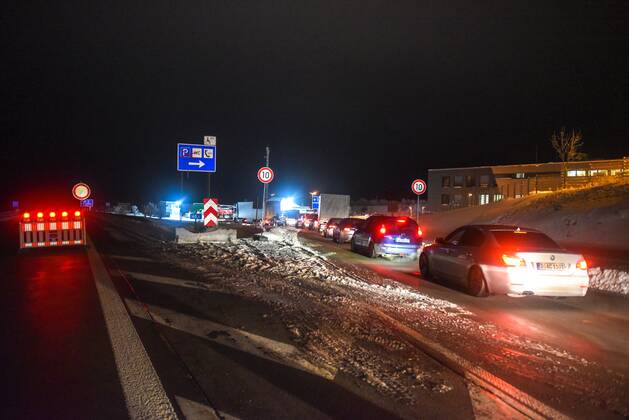 BAB17 Breitenau - Grenzschließung zur Tschechischen Republik: Bundespolizei im Einsatz 14.02.2021 seit 00:00 Uhr - Zinnwald, Teplitzer Straße (bilder mit Sperrscheibe) - A17 Richtung Dresden, Grenzübergang Breitenau - Grenzübergang Zinnwald-Georgenfeld (Polizeifahrzeug mit Blaulicht) Fotograf: LausitzNews Erik-Holm Langhof Seit 00:00 Uhr werden von deutscher Seite aus die Grenzen zur Tschechischen Republik überwacht. Auf der Autobahn 17 wurden zahlreiche Fahrzeuge zurückgewiesen. Die Kräfte der Bundespolizei mussten von anderen Grenzübergängen abgezogen werden, um die vielen Fahrzeuge auf der Autobahn zu kontrollieren. Pressemitteilung SMS Sachsen - 12.02.2021, 17:27 Uhr - Erstveröffentlichung Sachsen passt Quarantäne-Verordnu Copyright: xLausitzNews.de Erik-HolmxLanghofx