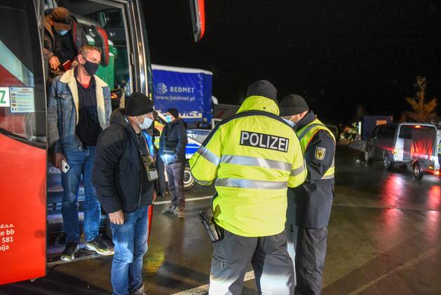 BAB17 Breitenau - Grenzschließung zur Tschechischen Republik: Bundespolizei im Einsatz 14.02.2021 seit 00:00 Uhr - Zinnwald, Teplitzer Straße (bilder mit Sperrscheibe) - A17 Richtung Dresden, Grenzübergang Breitenau - Grenzübergang Zinnwald-Georgenfeld (Polizeifahrzeug mit Blaulicht) Fotograf: LausitzNews Erik-Holm Langhof Seit 00:00 Uhr werden von deutscher Seite aus die Grenzen zur Tschechischen Republik überwacht. Auf der Autobahn 17 wurden zahlreiche Fahrzeuge zurückgewiesen. Die Kräfte der Bundespolizei mussten von anderen Grenzübergängen abgezogen werden, um die vielen Fahrzeuge auf der Autobahn zu kontrollieren. Pressemitteilung SMS Sachsen - 12.02.2021, 17:27 Uhr - Erstveröffentlichung Sachsen passt Quarantäne-Verordnu Copyright: xLausitzNews.de Erik-HolmxLanghofx
