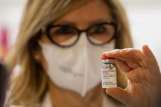 Italy: New area for anti-Covid vaccination in Rome A nurse shows the bottle of the Covid-19 vaccine in the new area dedicated to vaccinations in the Ennio Morricone Auditorium in Rome Rome Italy Copyright: MatteoxNardone