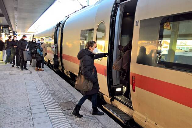 DB Deutsche Bahn, arrival Inter City Express ICE from Vienna to Hamburg with delay On the platform as well as in the whole train Corona FFP2 Maskenpflight FFP 2 masks or mouth nose protection are obligatory in Bavaria since 23 01 2021 because of Corona Covid 19